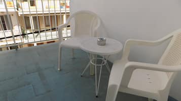 Eenvoudige tweepersoonskamer, gemeenschappelijke badkamer | Terras
