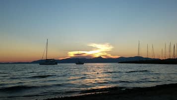 Playa en los alrededores y playa de arena blanca