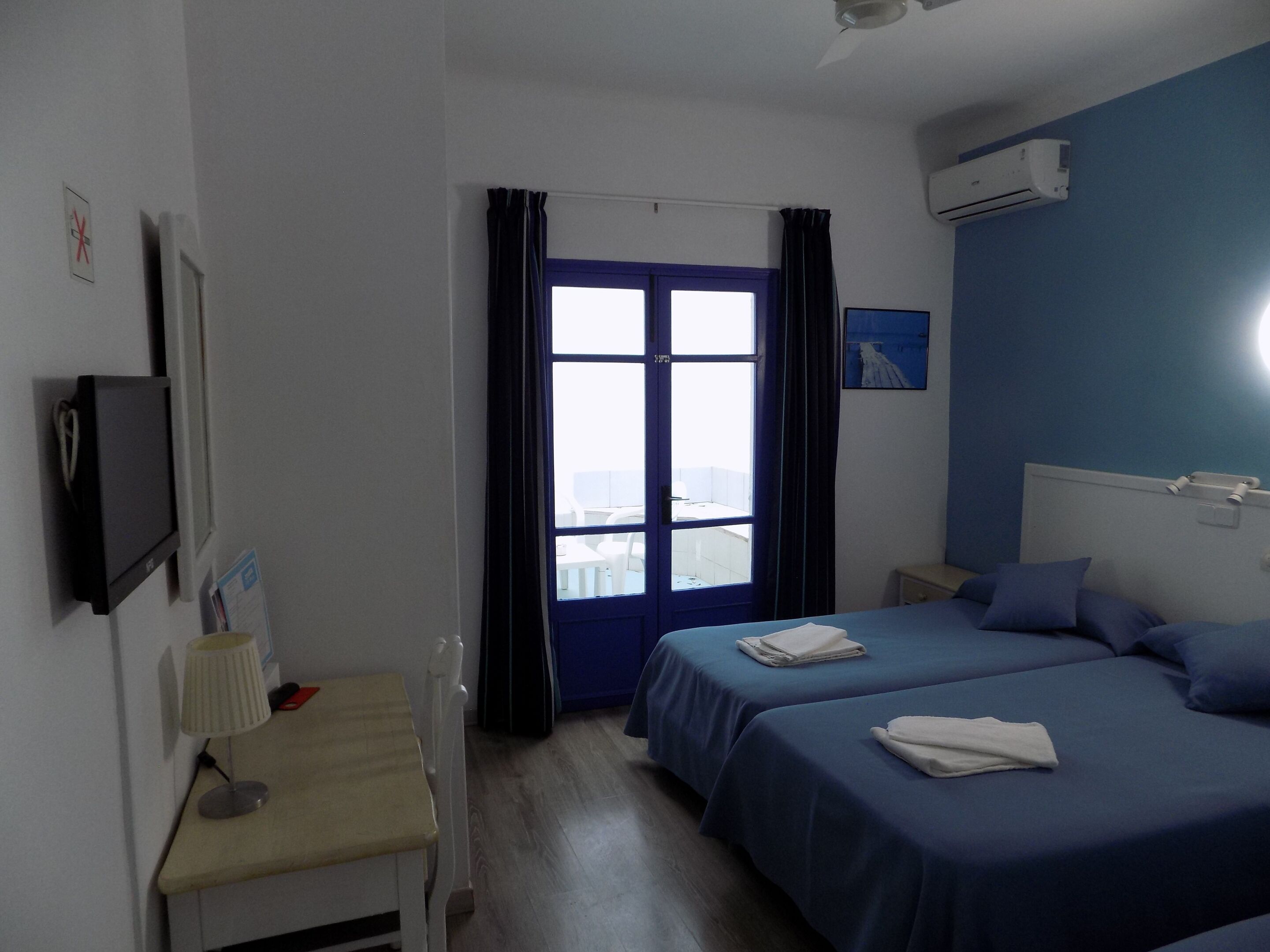 Habitación triple estándar, baño en la habitación | Servicios de la habitación