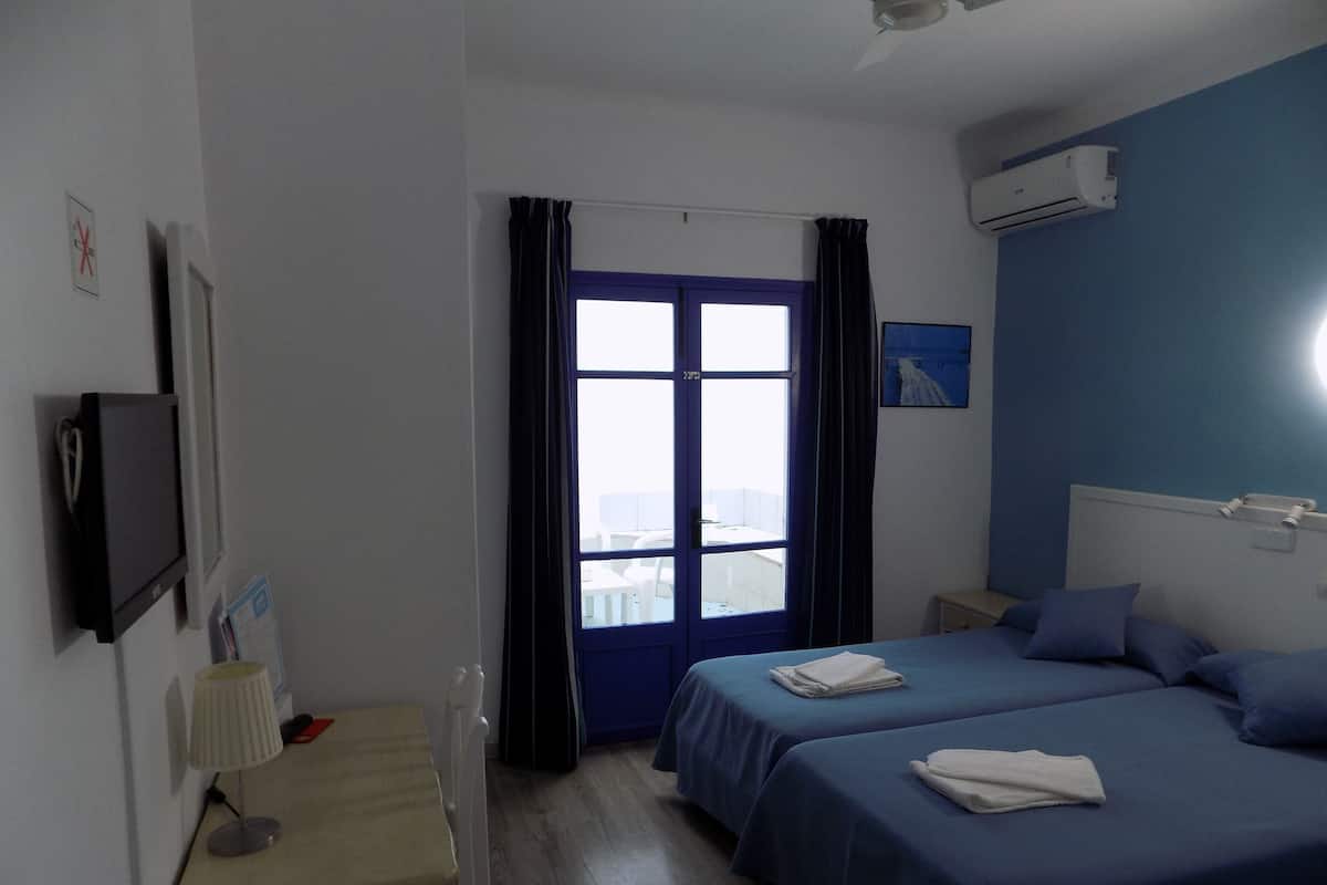 Habitación triple estándar, baño en la habitación | Servicios de la habitación