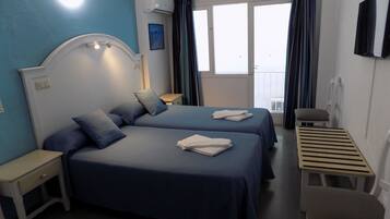 Habitación estándar con 2 camas individuales, baño privado | Servicios de la habitación