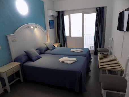 Standard Twin Room, Ensuite (Baño Privado) | Room amenity. Hostal Villa Maruja
