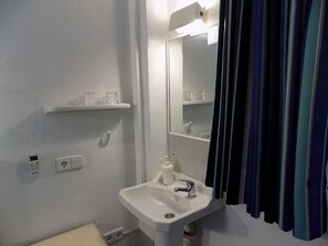 Basic Single Room, Shared Bathroom | 1 bilik tidur, meja, langsir/tirai gelap terus, seterika/papan seterika 