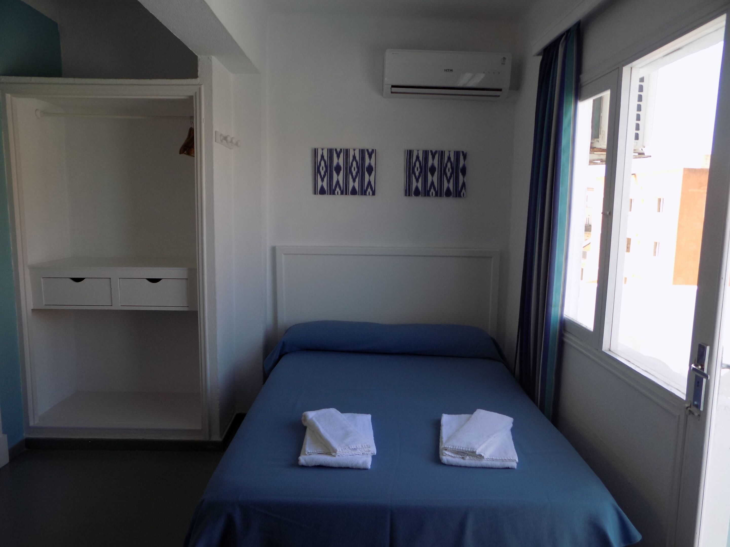 Habitación cuádruple estándar, baño en la habitación (con baño privado) | Servicios de la habitación
