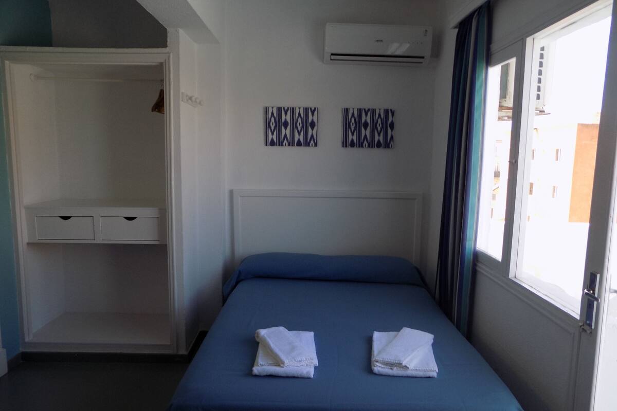 Standaard vierpersoonskamer, en-suite badkamer (con baño privado) | Kamervoorziening