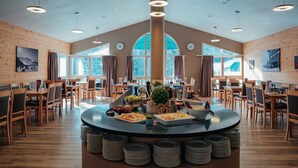 A spacious dining area with high ceilings, wooden walls, and large windows. - Club Vacances Bleues Les Alpes d'Azur (La Salle-les-Alpes)