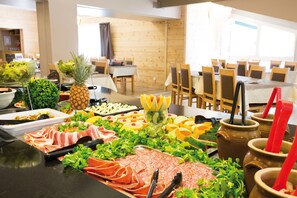 A buffet with various meats, cheeses, and fruits. - Club Vacances Bleues Les Alpes d'Azur (La Salle-les-Alpes)