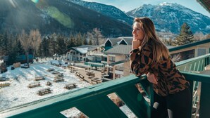 A person overlooking a snowy village with buildings and mountains in the background. - Club Vacances Bleues Les Alpes d'Azur (La Salle-les-Alpes)