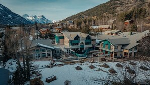 A mountain town with snow-covered ground, a mix of modern and traditional architecture, and a view of snow-capped mountains in the background. - Club Vacances Bleues Les Alpes d'Azur (La Salle-les-Alpes)