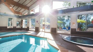 Piscine couverte, chaises longues