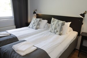 Escrivaninha, berços grátis, Wi-Fi de cortesia, roupa de cama