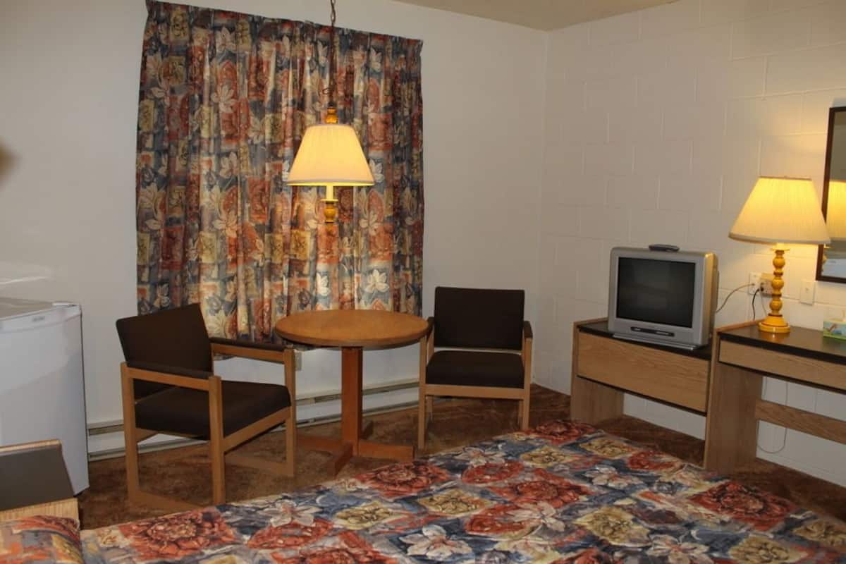 Standaard kamer, 1 queensize bed | Woonruimte | Een flatscreentelevisie