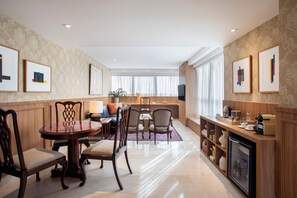 Minibar, coffres-forts dans les chambres, bureau