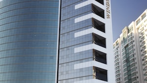 Een modern gebouw, met de naam 'Windsor' duidelijk zichtbaar op de gevel.