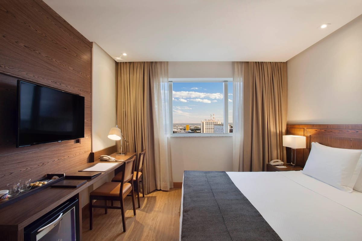 Een minibar, een kluis op de kamer, een bureau, een laptopwerkplek