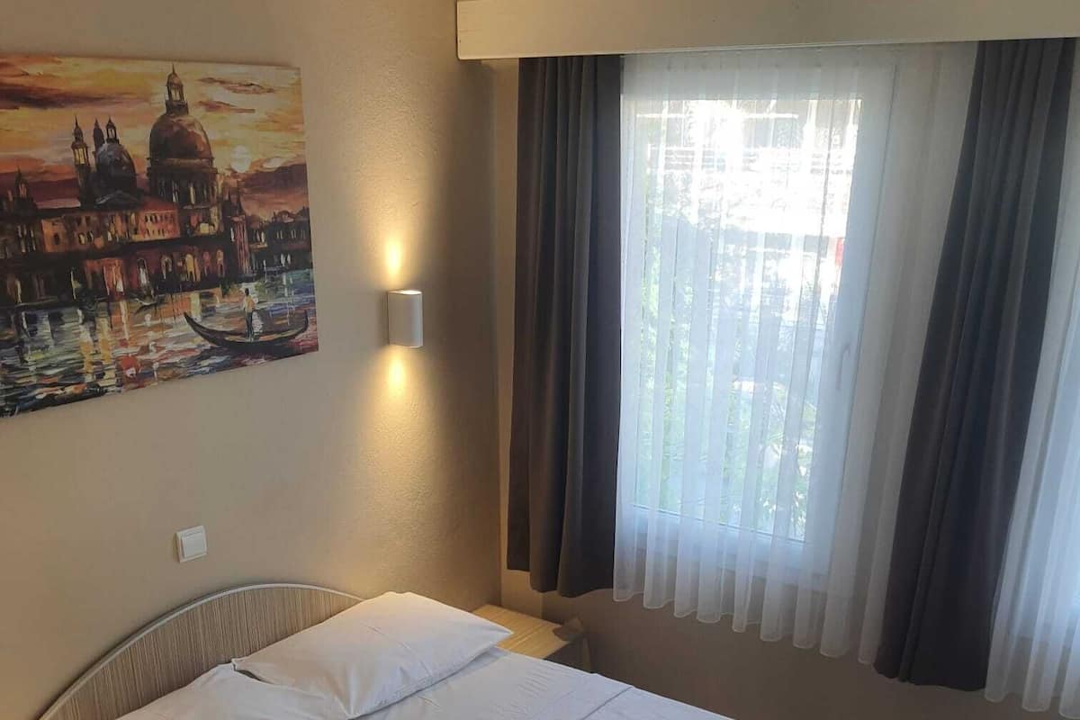 1 bedroom, premium bedding, blackout curtains, free cots/infant beds