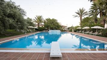 Piscina stagionale all'aperto, ombrelloni da piscina, lettini