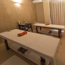 Un sauna, una bañera de hidromasaje, baño turco, baño turco/hammam