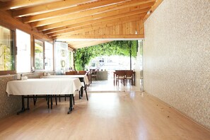 Dagelijks continentaal ontbijt (USD 9 per persoon)