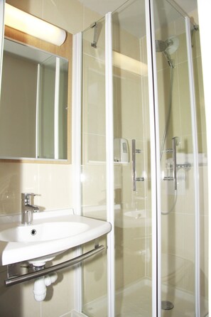 Douche, séchoir à cheveux, serviettes fournies