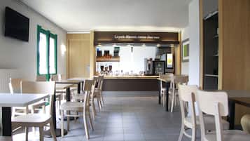 Petit déjeuner buffet servi tous les jours en supplément