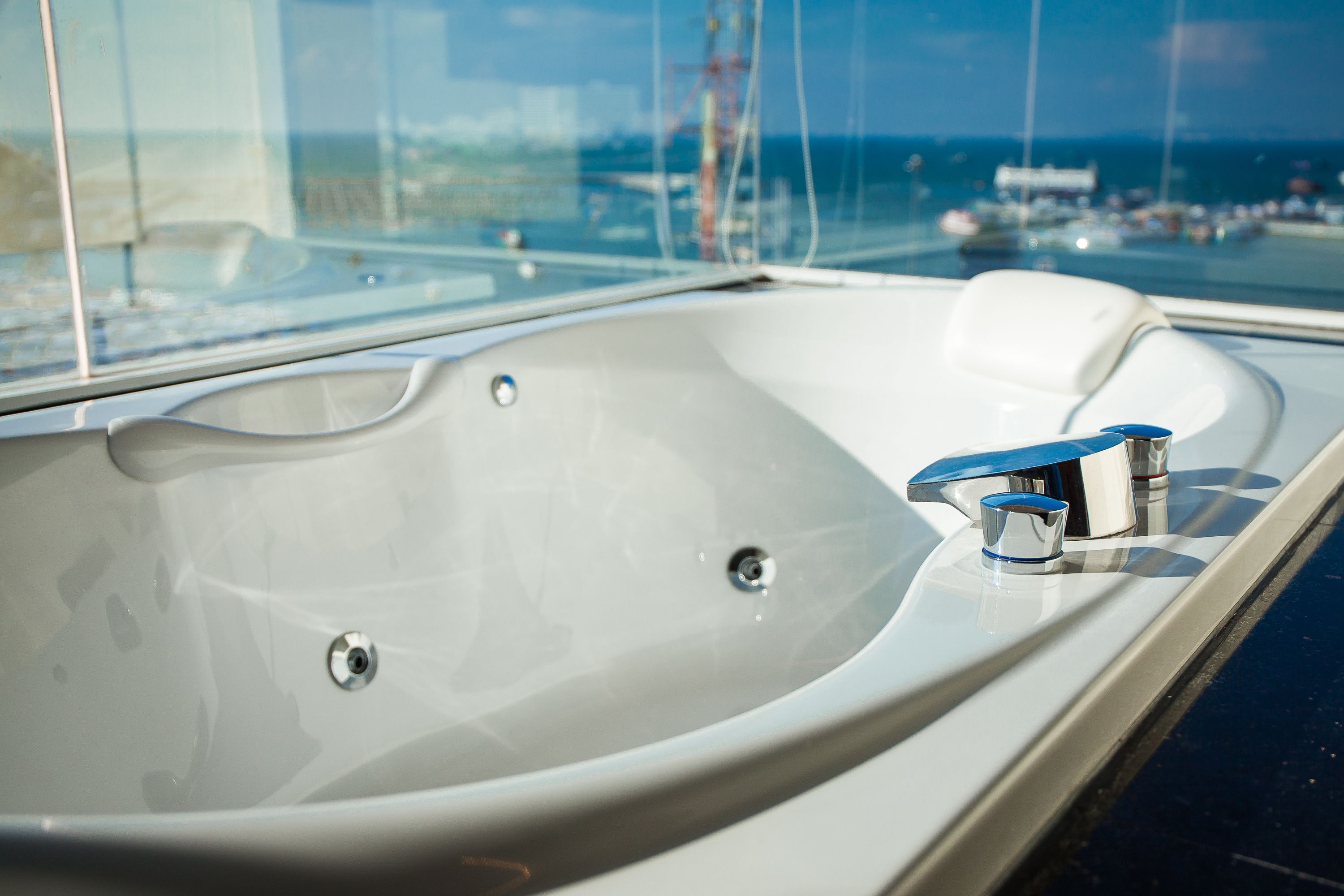premium deluxe ocean | jetted bathtub