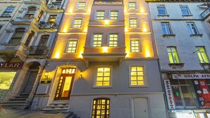 A multi-story building with illuminated windows and a sign indicating a hotel. - Meroddi Bagdatliyan Hotel (Istanbul)