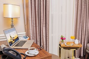 Centre d’affaires dans la chambre