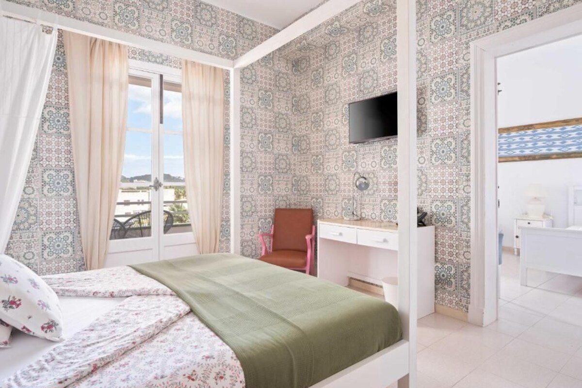 Premium bedding, desk, blackout drapes, iron/ironing board (on request)