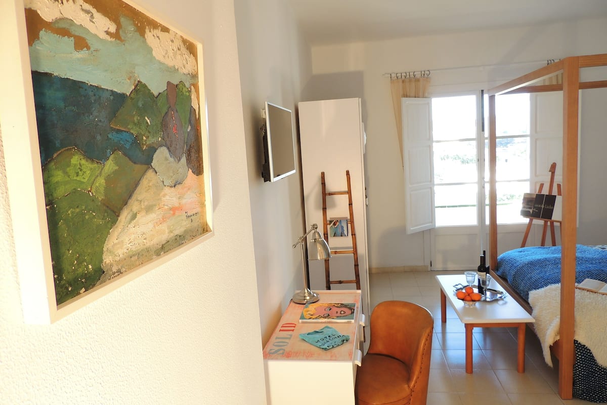 Roba de llit d'alta qualitat, escriptori i cortines opaques 