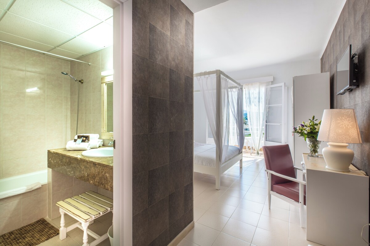 Une salle de bain moderne avec une douche, un lavabo et une chaise.