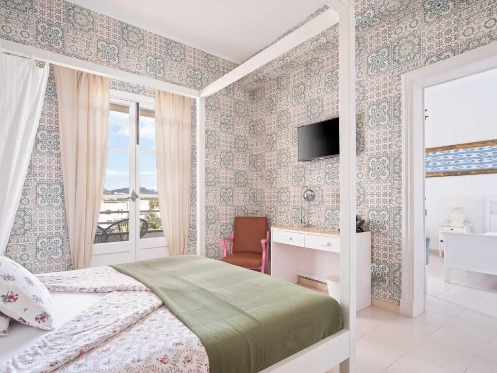 Premium bedding, desk, blackout curtains