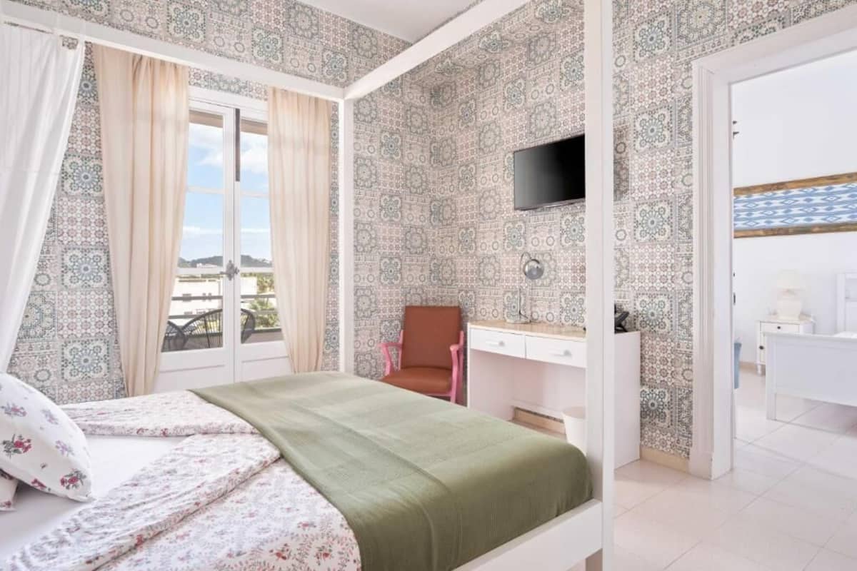Roba de llit d'alta qualitat, escriptori i cortines opaques 