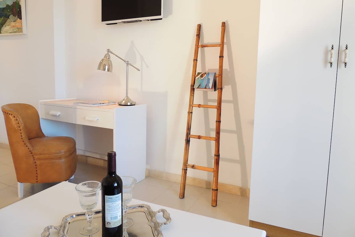 Roba de llit d'alta qualitat, escriptori i cortines opaques 