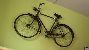 Een fiets aan de muur bevestigd.