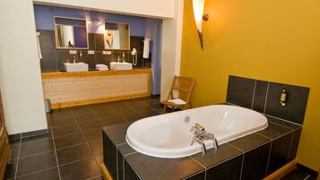 Grand Suite | Deep soaking bathtub