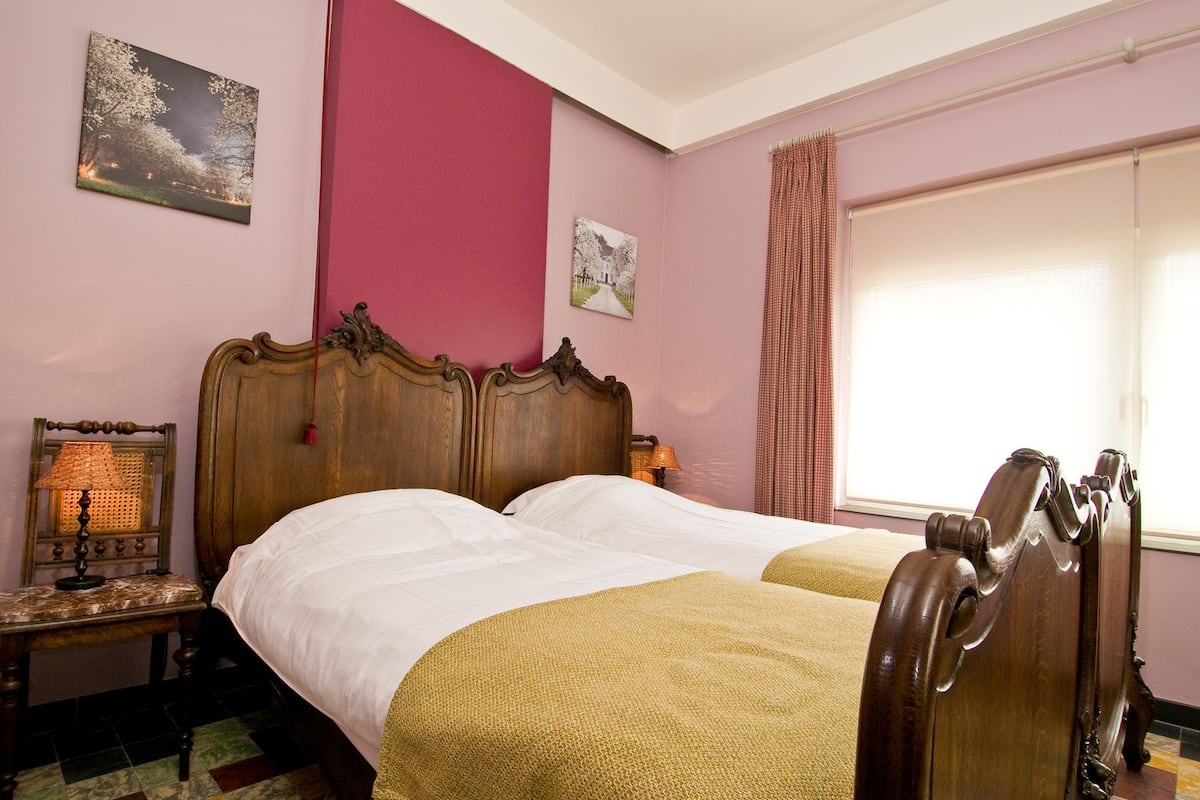 Deluxe Tek Büyük veya İki Ayrı Yataklı Oda | Kuştüyü yorgan, minibar, masa, ücretsiz kablosuz İnternet