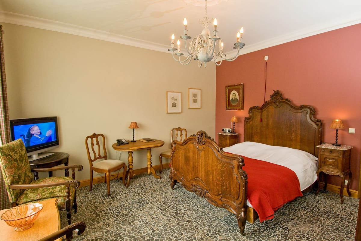 Deluxe Tek Büyük veya İki Ayrı Yataklı Oda | Kuştüyü yorgan, minibar, masa, ücretsiz kablosuz İnternet