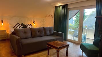 Studio tiện nghi đơn giản, 1 phòng ngủ, phòng tắm riêng, quang cảnh vườn | Bàn, khu vực làm việc phù hợp cho laptop, phòng cách âm