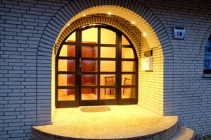 Property entrance - Villa Orchard Frankfurt (Kriftel)
