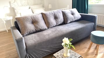 Estúdio conforto, 1 quarto, banheiro privativo, vista para o jardim | Escrivaninha, espaço de trabalho para notebook, quartos à prova de som