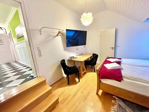 Comfort Double Room, Private Bathroom | Desk, laptop workspace, soundproofing, free WiFi - Villa Orchard Frankfurt (Kriftel)