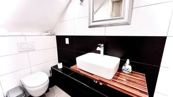 Comfort Double Room, Private Bathroom | Bathroom | Hair dryer, towels, soap, shampoo