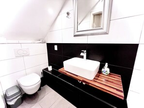 Comfort Double Room, Private Bathroom | Bathroom | Hair dryer, towels, soap, shampoo - Villa Orchard Frankfurt (Kriftel)