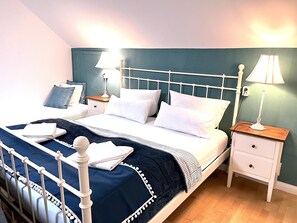Chambre supérieure double, salle de bain privée, vue sur le jardin | Bureau, espace de travail pour ordinateurs portables