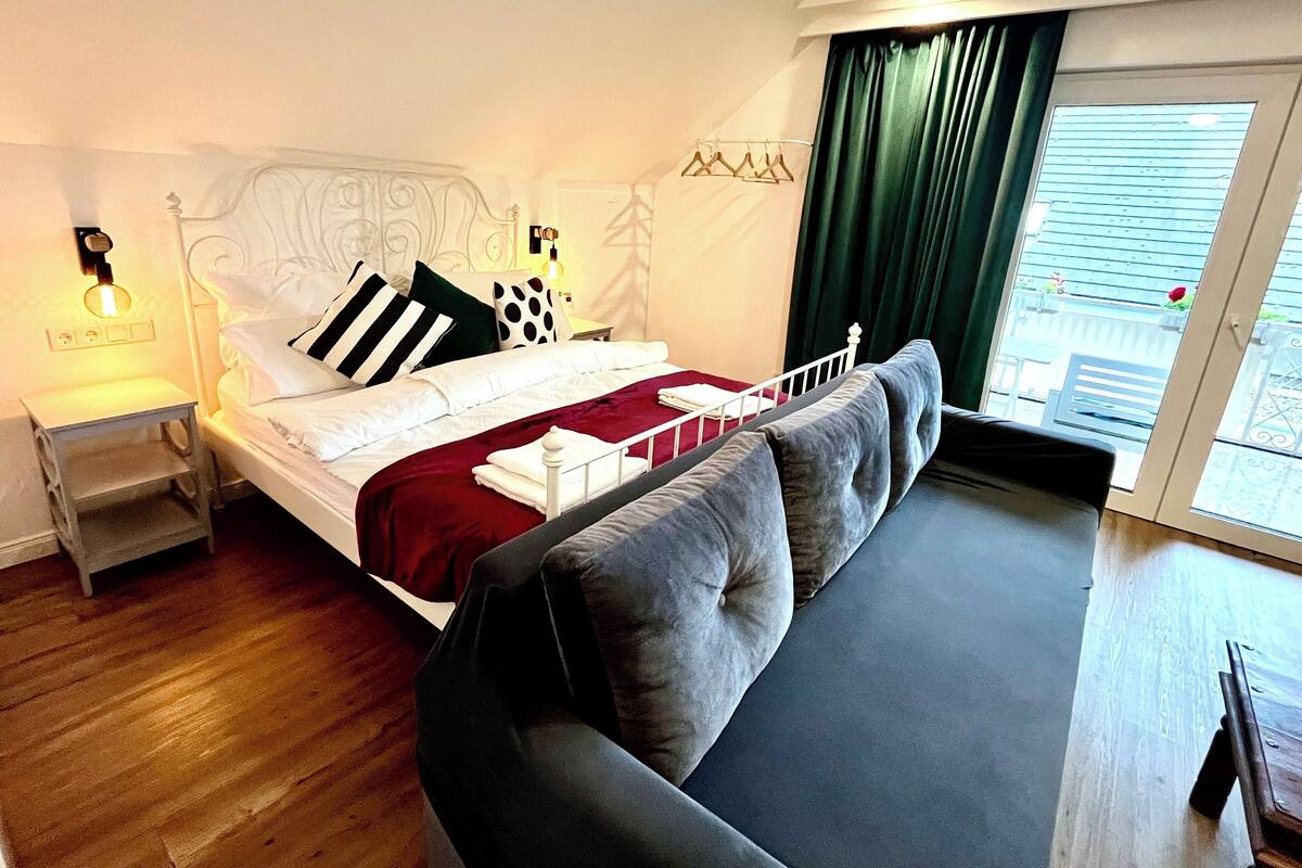 Comfort studio, 1 slaapkamer, privébadkamer, uitzicht op tuin | Een bureau, een laptopwerkplek, geluiddichte muren, gratis wifi