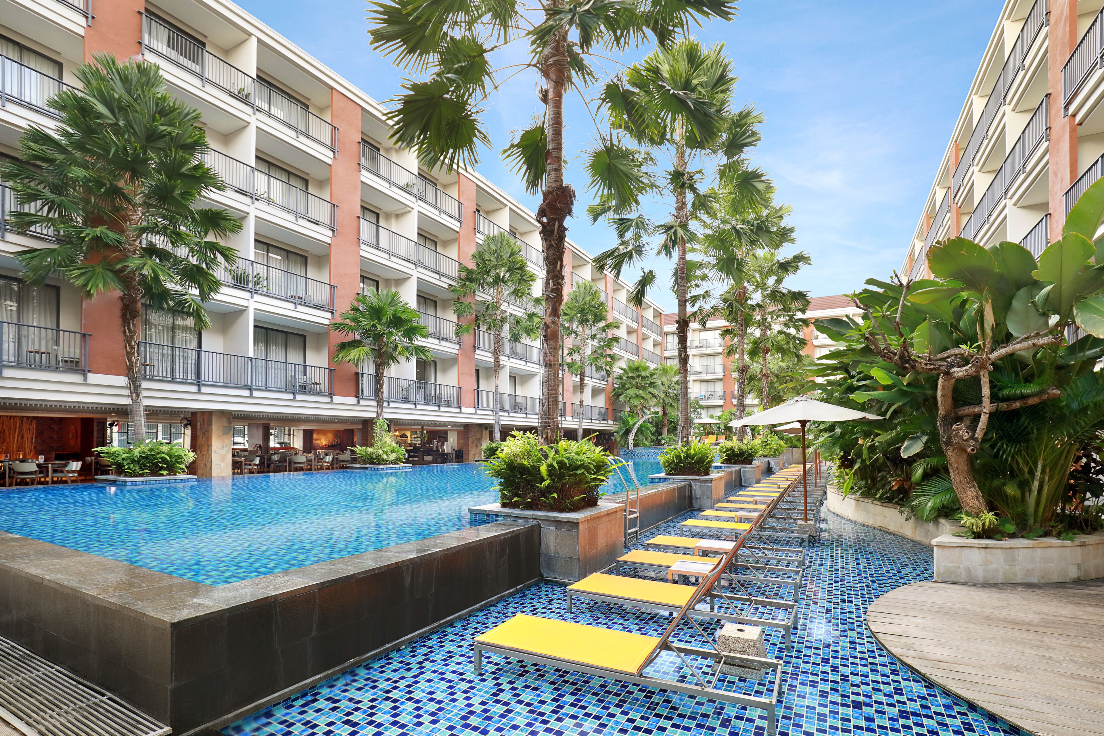 Piscina all'aperto, ombrelloni da piscina, lettini