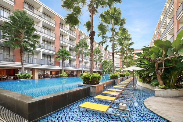 Piscina all'aperto, ombrelloni da piscina, lettini