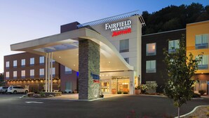 A Fairfield Inn & Suites Marriott hotel with a modern design, featuring a covered entrance and a stone pillar. - Fairfield Inn & Suites Athens (Athens)