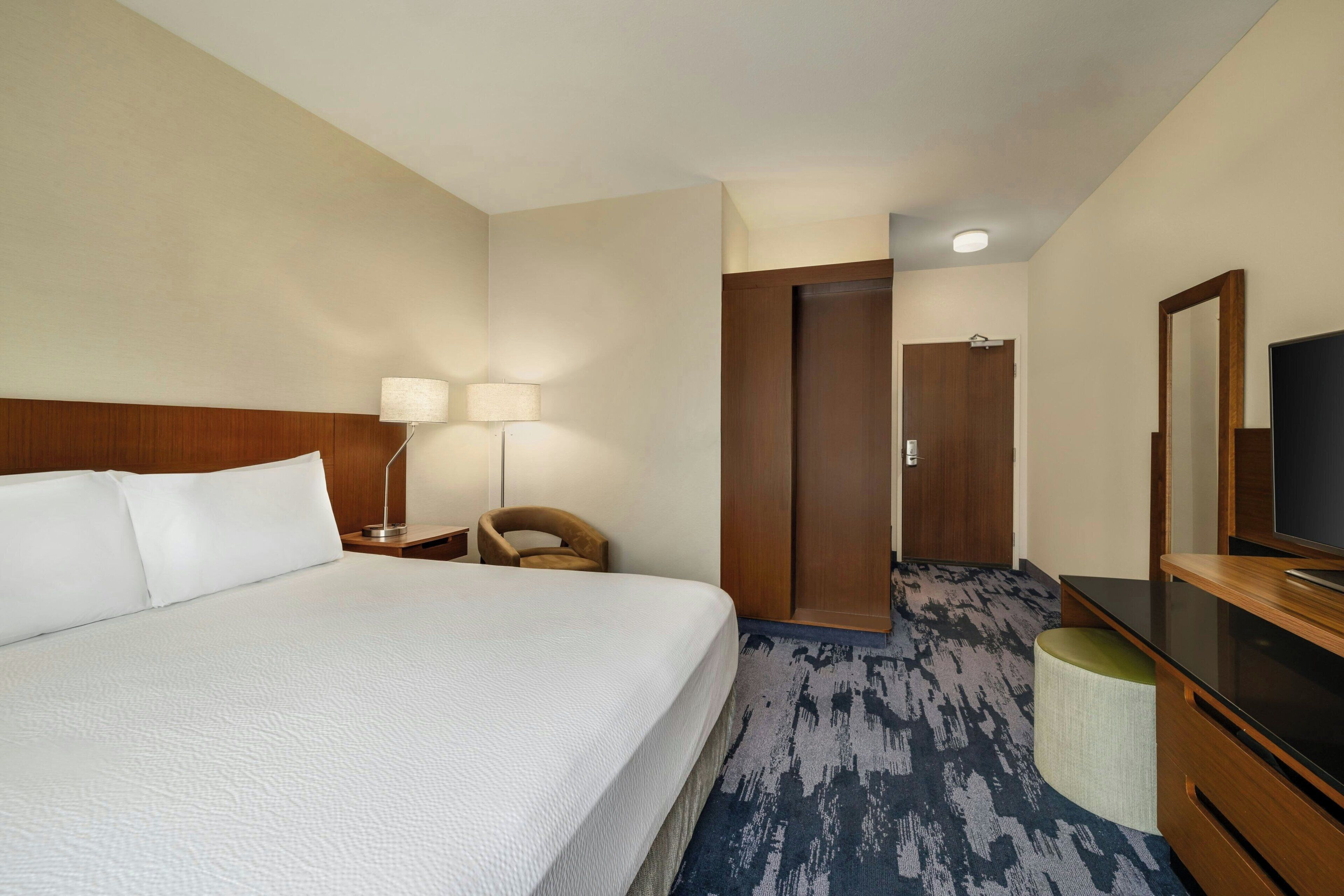 Room, 1 King Bed | Desk, iron/ironing board, high-speed internet, alarm clocks
